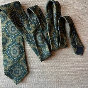 ETRO Designer Silk tie Hand made in Italy  in green with blue abstract